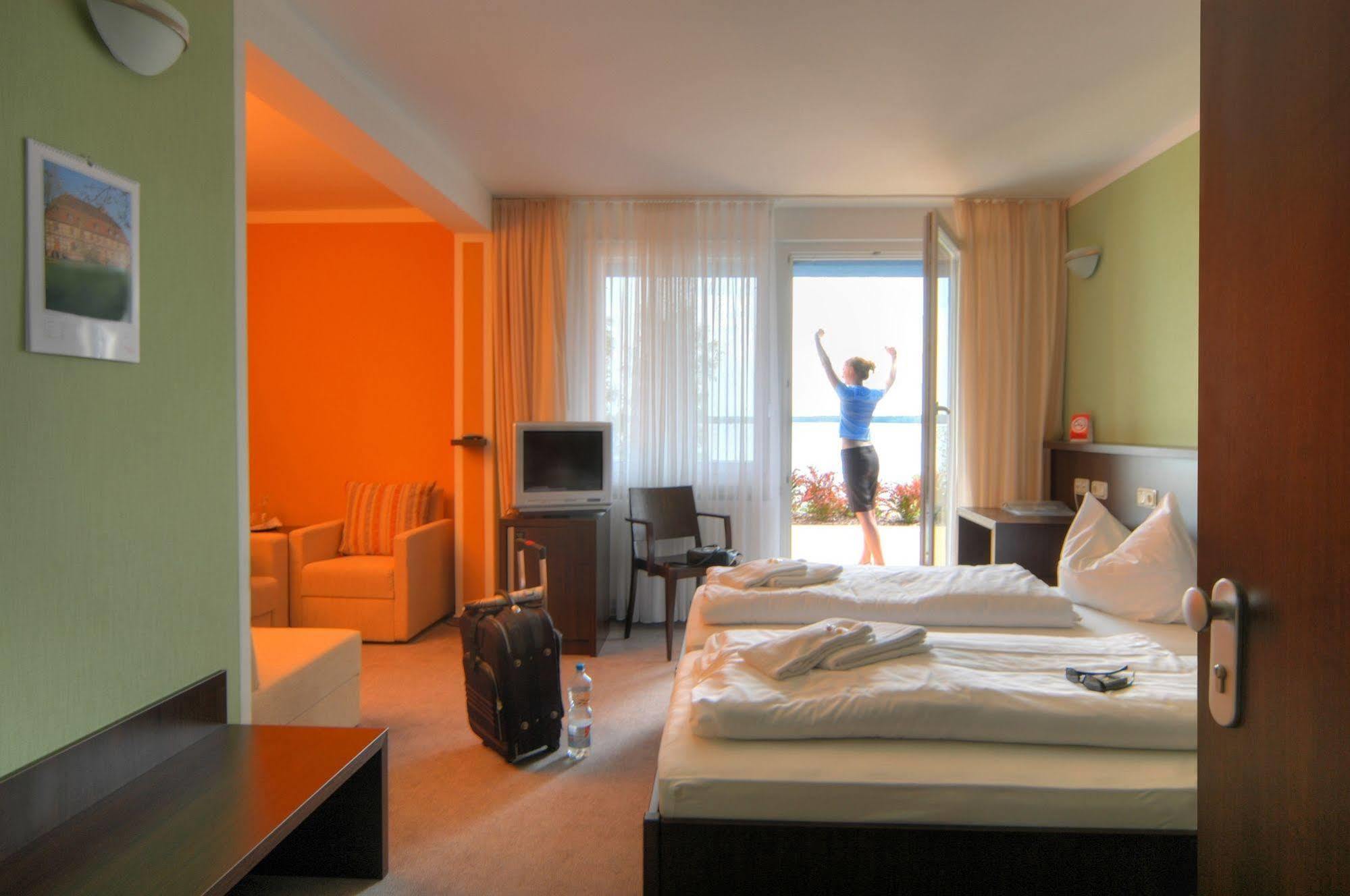 Strandhotel Senftenberger See Exterior photo